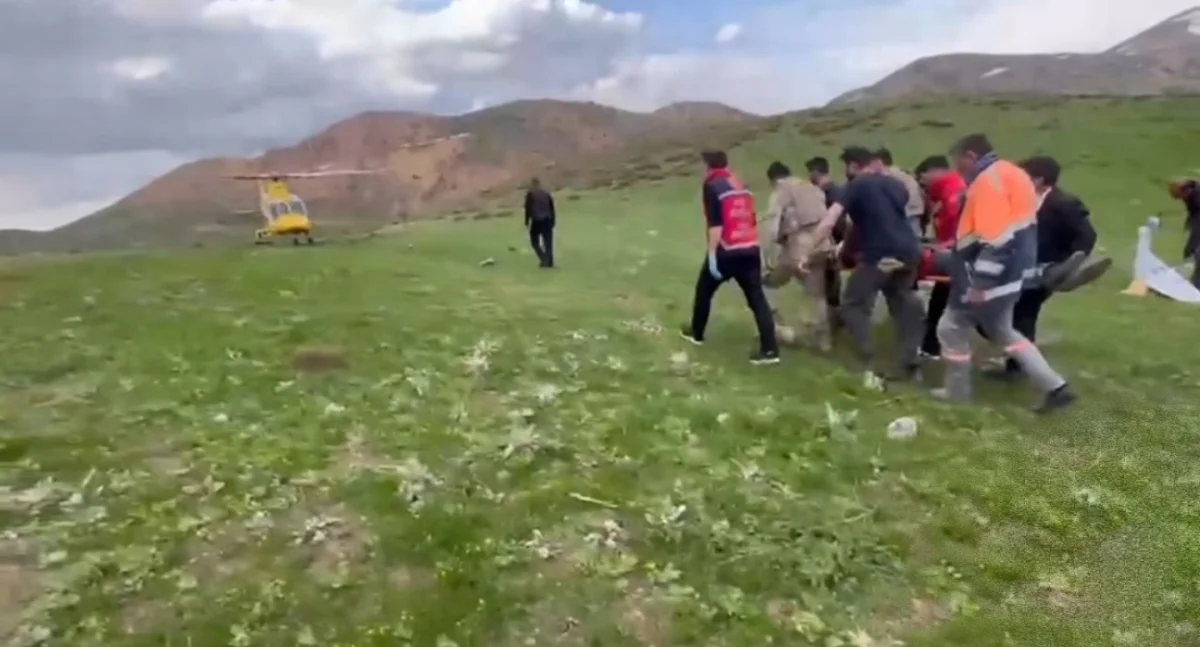 Erzurum’da Dağlık Alanda İşkın Toplarken Düşen Vatandaş, Helikopterle Kurtarıldı