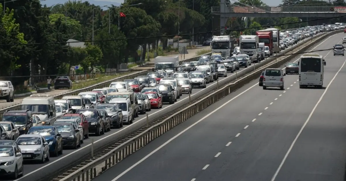 Bayram Dönüşü Trafiği Başladı: İstanbul Yolları Kilometrelerce Uzayan Kuyruklarla Doldu