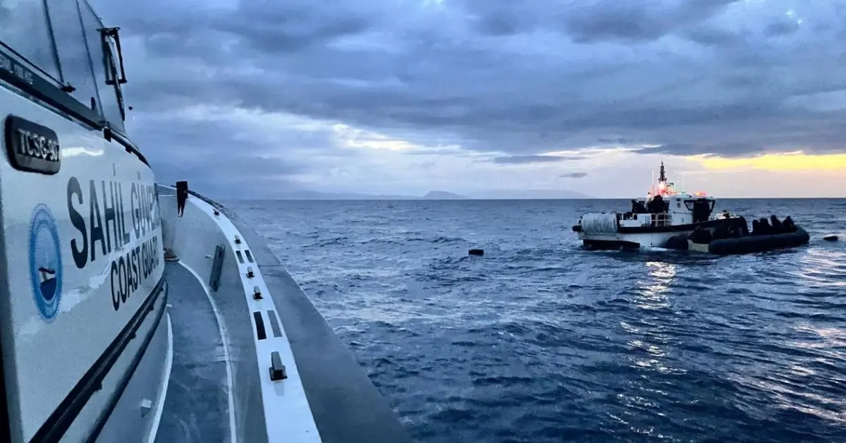 İzmir Açıklarında Umut Yolculuğu Tehlikeye Girdi: 17 Düzensiz Göçmen Kurtarıldı