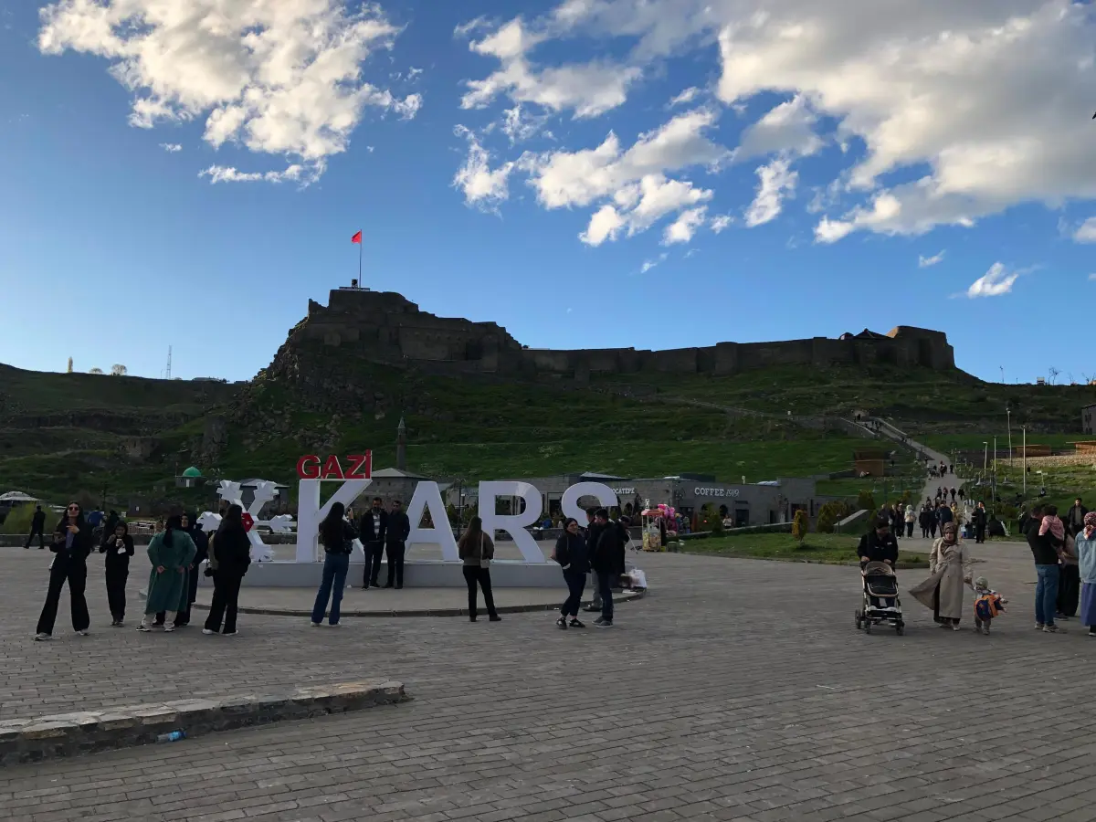 Bayram Coşkusu Kars’ı Sardı: Şehir Turizmi Canlandı, Yerli ve Yabancı Ziyaretçiler Akın Etti