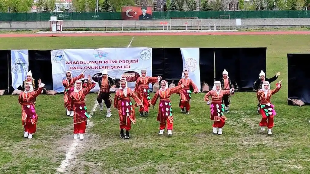 Kars’ta Anadolu Rüzgarı Esti: 923 Öğrenciyle Halk Oyunları Şöleni