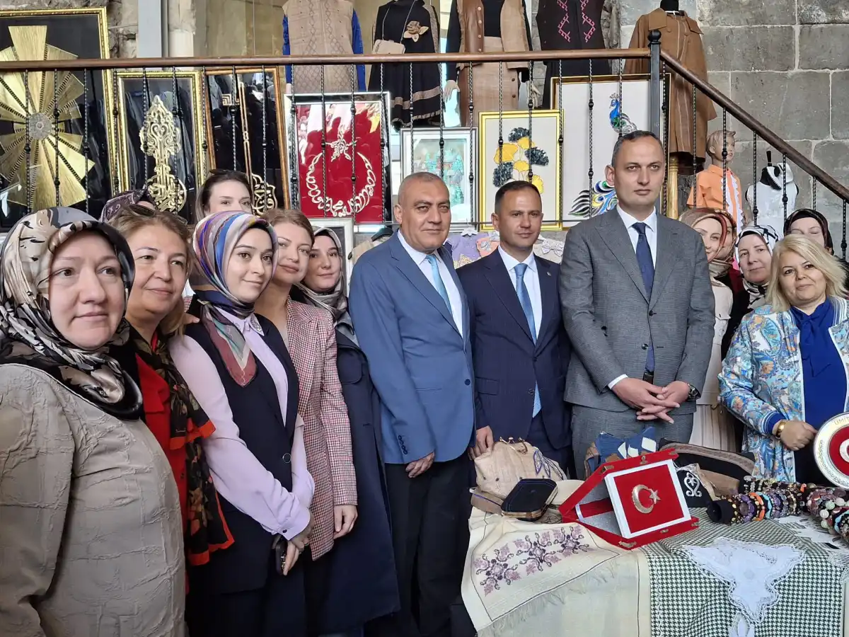 Tarihi Çifte Minareli Medrese Sanatla Buluştu: ‘Hayat Boyu Öğrenme Şenliği’ Büyük İlgi Gördü
