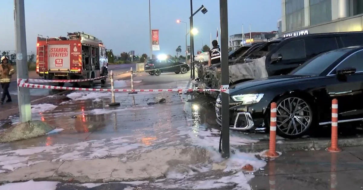 Bakırköy’de Lüks Galeri Önünde Dehşet: 50 Milyon Liralık 4 Araç Küle Döndü, Kundaklama Şüphesi Araştırılıyor