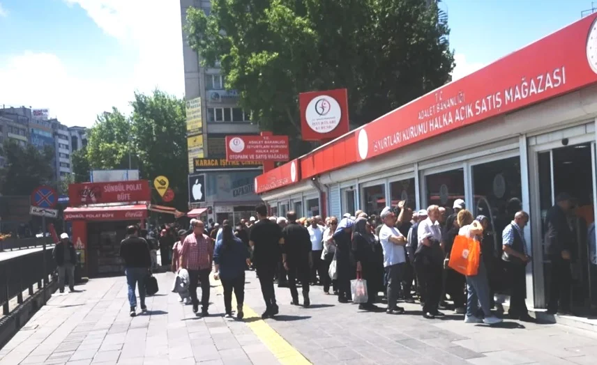 Ankara’da Yumurta Kuyruğu: 10 TL Ucuz Fiyat İçin Yüzlerce Kişi Sıhhiye’de Toplandı