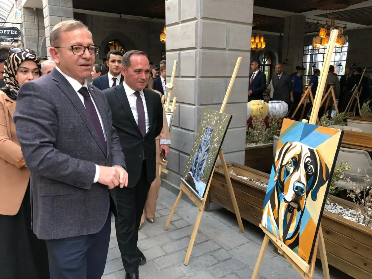 Demir Parmaklıkların Ardından Sanata Uzanan Eller: Kars’ta Hükümlülerin El Emeği Sergisi Büyük İlgi Gördü