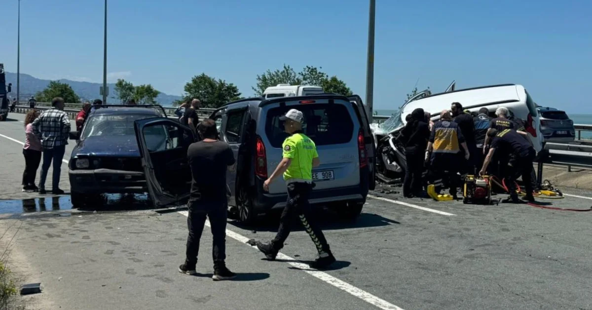 Ardeşen’de Ters Yön Kabusu: Kafa Kafaya Çarpışma 2 Can Aldı, 3 Yaralı