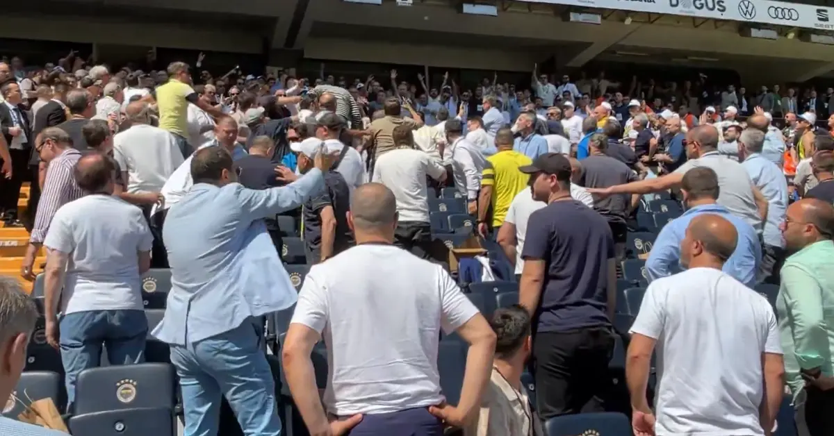 Fenerbahçe Olağanüstü Genel Kurulu’nda Gergin Anlar: Tartışma Büyümeden Önlenemedi