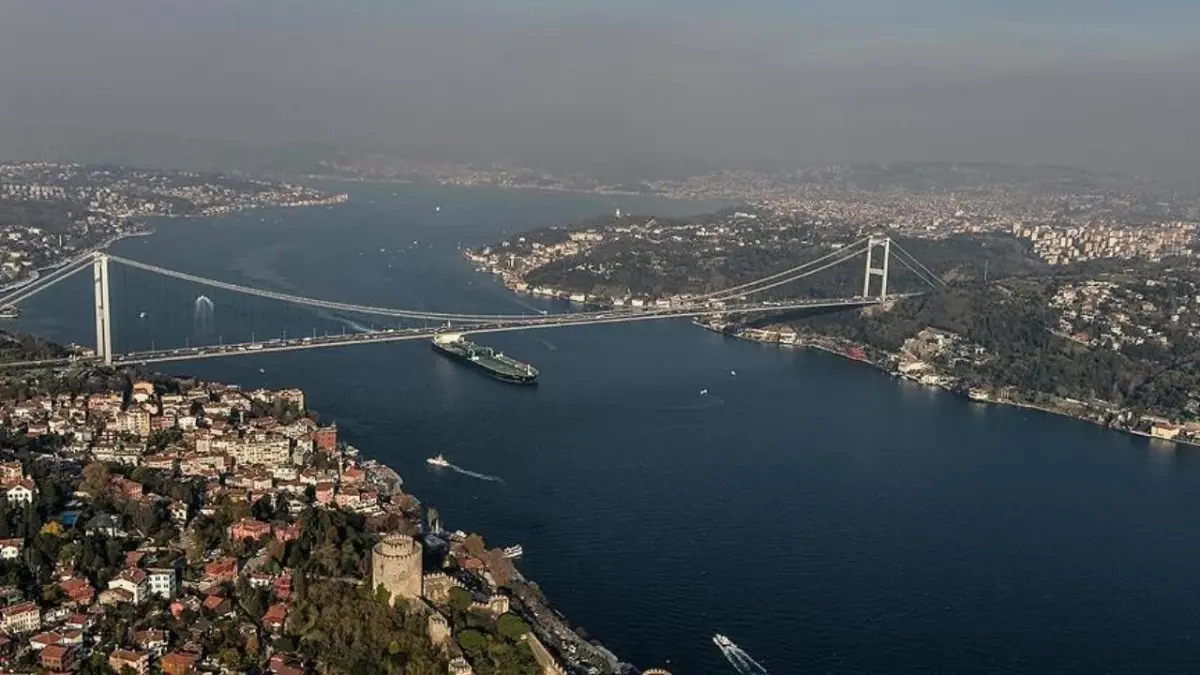 İstanbul Boğazı’nda Amiral Kupası Heyecanı: Trafik Durduruldu!
