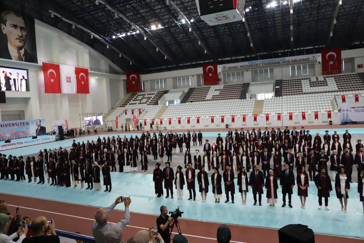 Fırat Üniversitesi Tıp Fakültesi 38. Dönem Mezunlarını Verdi: 175 Genç Doktor Sağlık Ordusuna Katıldı