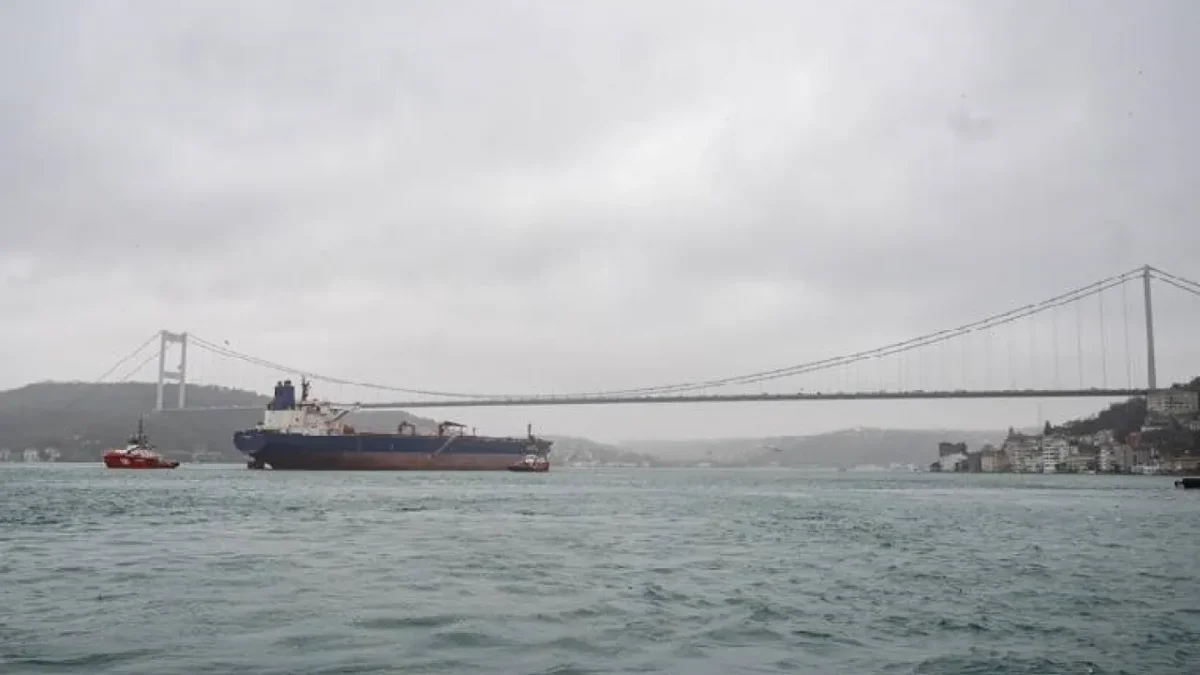 İstanbul Boğazı’nda Tanker Geçişi Nedeniyle Transit Gemi Trafiği Durduruldu