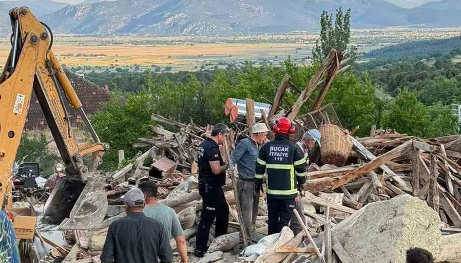 Burdur’da Kerpiç Ev Faciası: 2 Yaralı, Hayvan Sağ Kurtarıldı