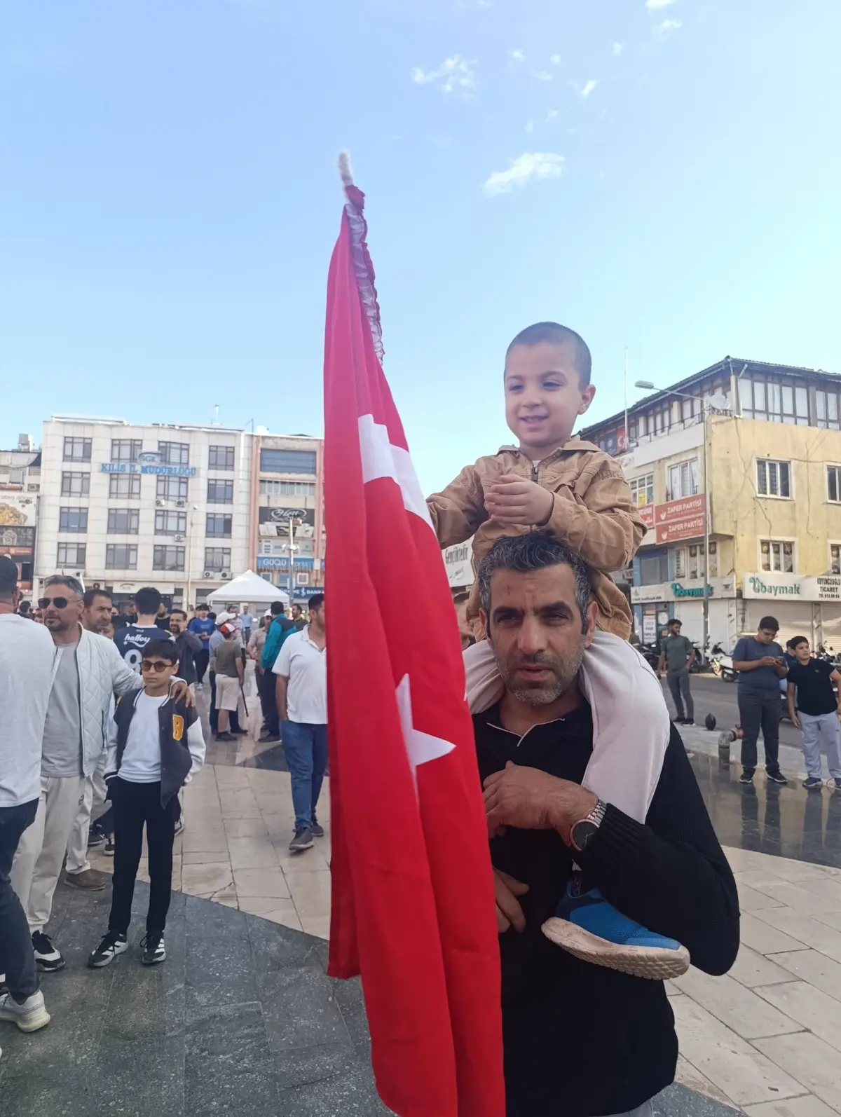 Kilis Cumhuriyet Meydanı Milli Takım Coşkusuyla Kırmızı Beyaza Büründü: Avustralya Maçı Heyecanı Dorukta