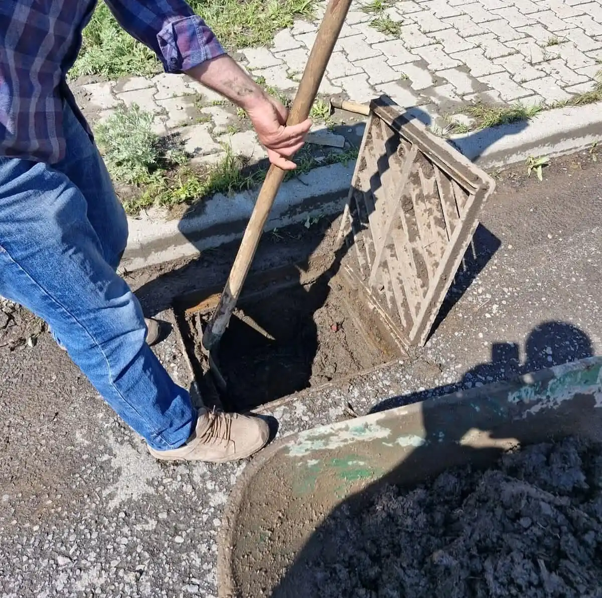 Kars OSB’de Yağışlara Karşı Kilit Önlem: Yağmur Suyu Izgaraları Temizlendi