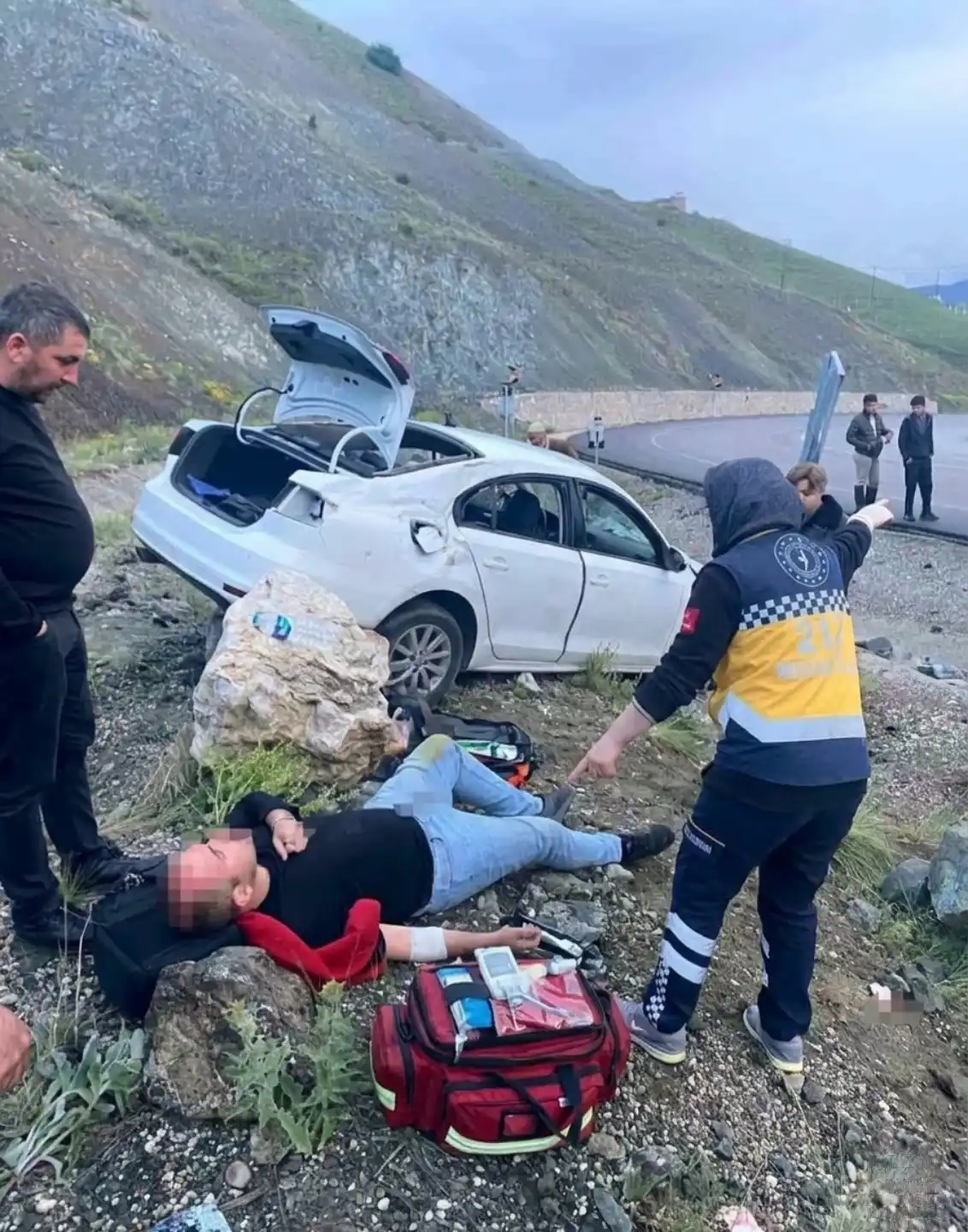 Erzurum’da Kan Donduran Kaza: Otomobil İstinat Duvarına Saplandı, 1’i Ağır 4 Yaralı