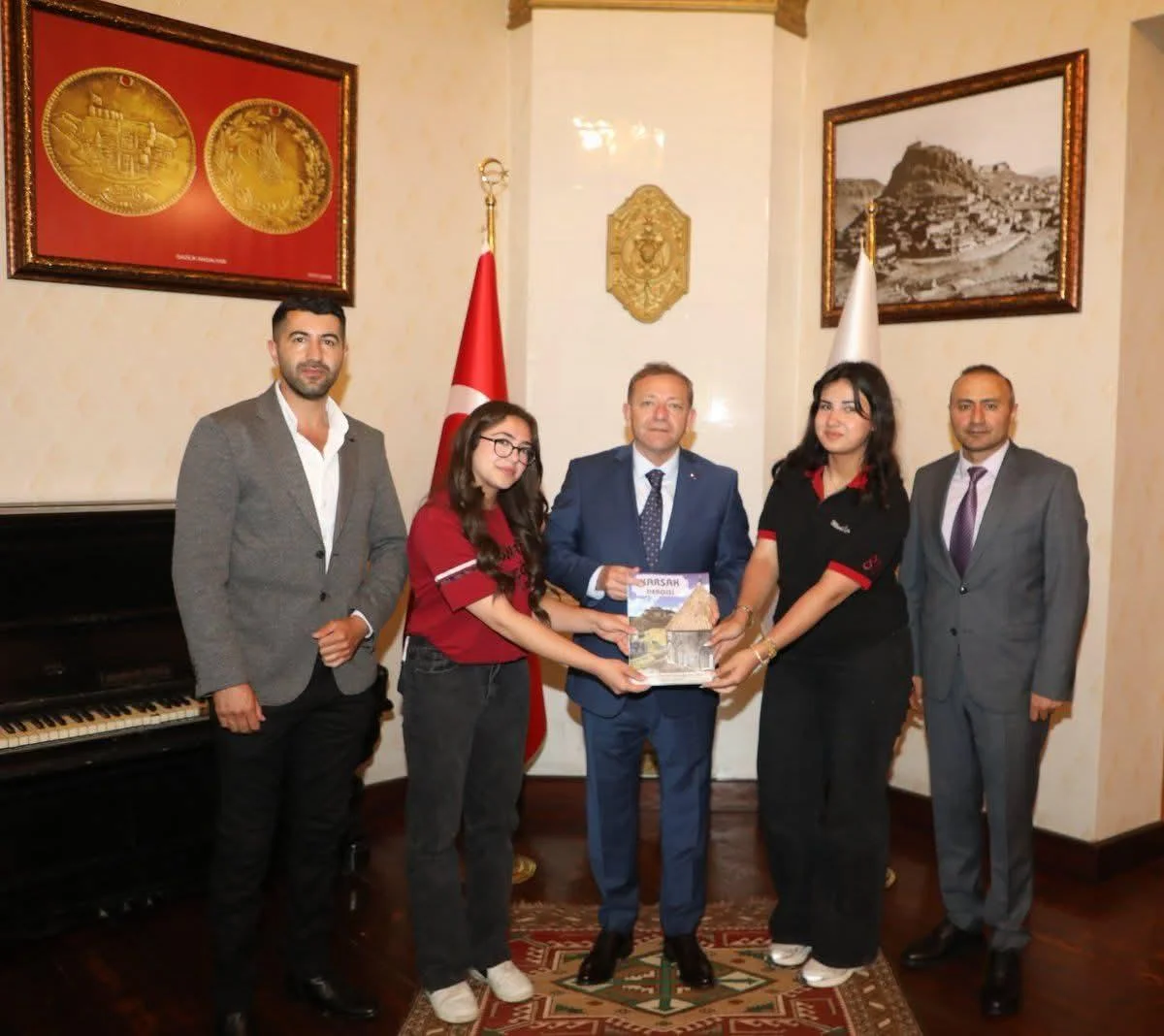 Kars Valisi Ziya Polat’tan Gençlere Müjde: Okul Dergisiyle Buluştu, Başarılarını Kutladı