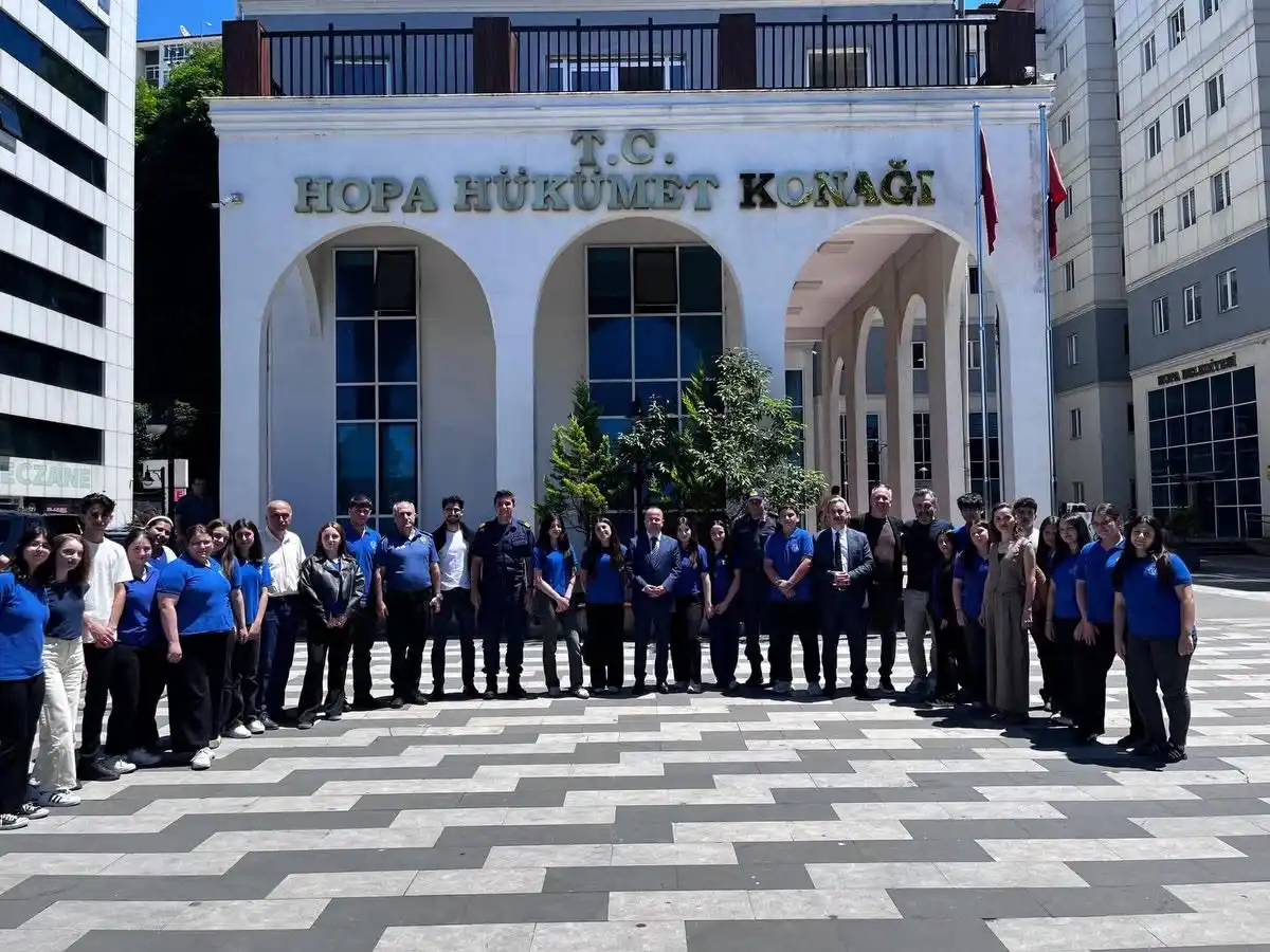 Hopa Kaymakamı Arslantürk’ten Başarılı Öğrenci Korosuna Tam Destek