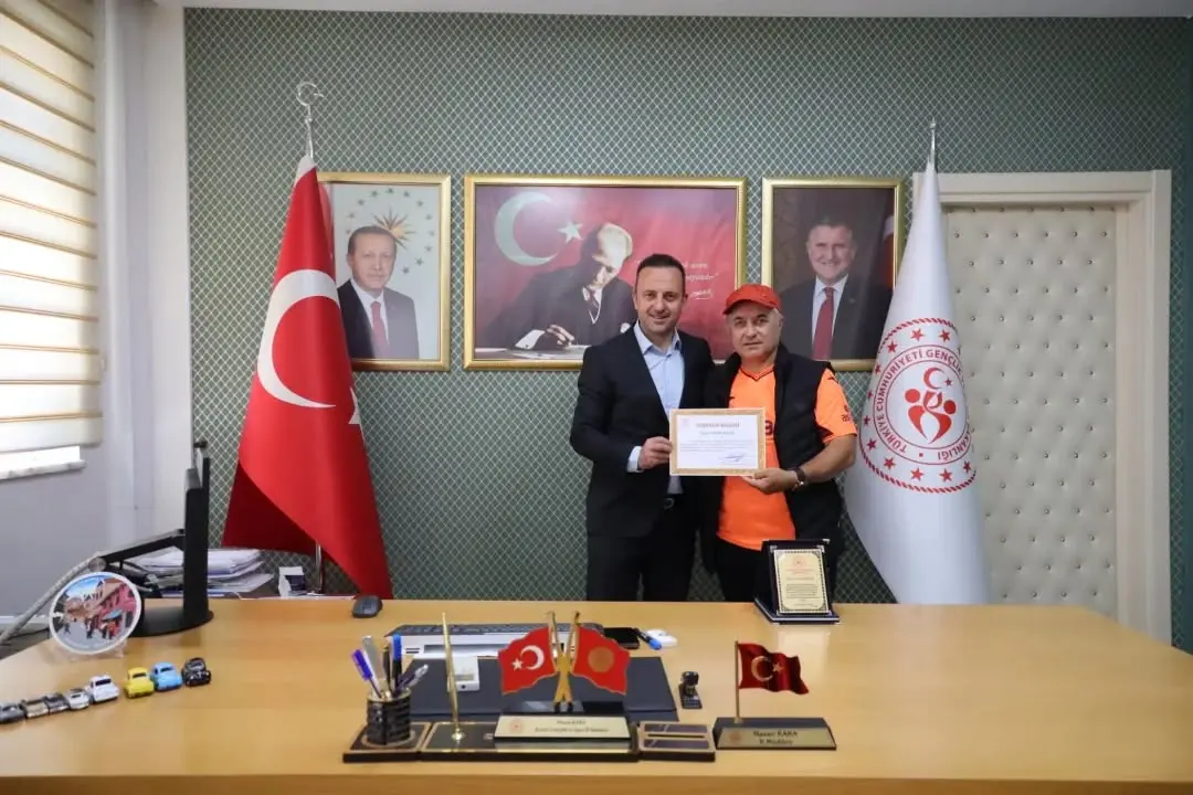 Artvin’in Parlayan Yıldızı Ahmet Külünk Sinop’a Veda Etti: Başarıları Ödüllendirildi