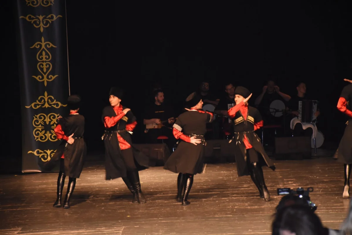 Düzce Adige Kültür Derneği’nden Göz Kamaştıran Sezon Sonu Gösterisi