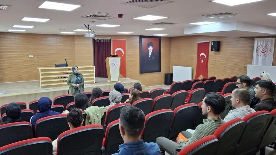 Yeşilay’dan Aile ve Sosyal Hizmetler Personeline Teknoloji Bağımlılığı Uyarısı