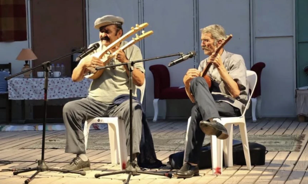 Kaş’ta Tarihi Antik Tiyatroda ‘Yaşayan İnsan Hazinesi’ Osman Kırca Sahnedeydi