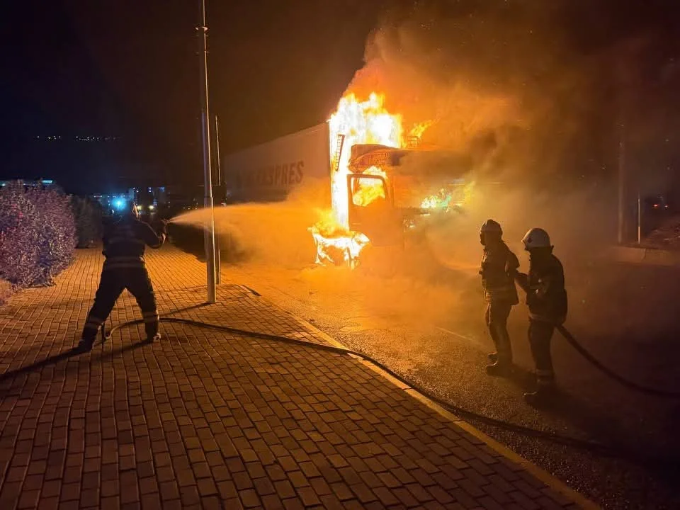 Hatay’da Yanan Tırın Ardından Ekipler Harekete Geçti: Can Kaybı Yaşanmadı