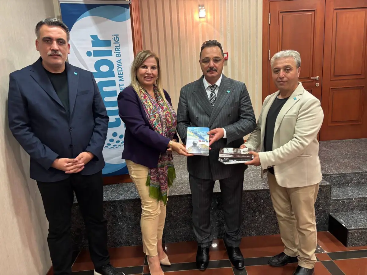 Azerbaycanlı Yazar Etibar Həsənzadə’nin Eserleri TİMBİR Genel Başkanı Dr. Süleyman Basa’ya Takdim Edildi