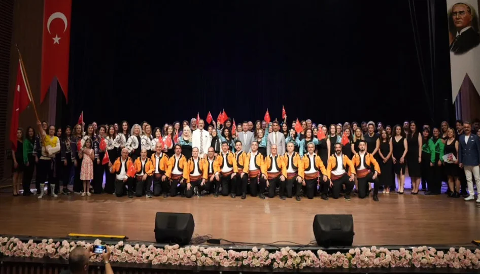 Isparta’da Maarif Modeli Yıl Sonu Programı Büyük Alkış Aldı: Öğretmenlerin Sanat Gösterisi Beğeni Topladı
