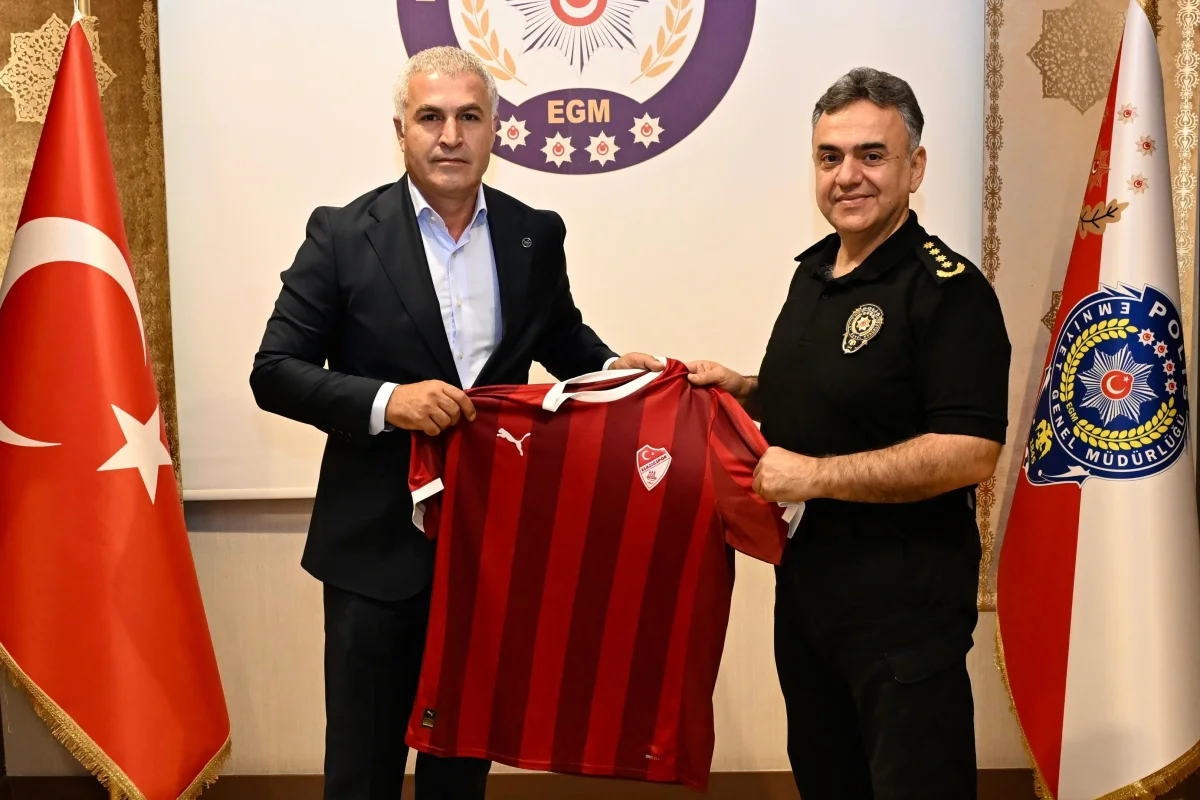 Elazığspor Başkanı Ahmet Toprak’tan Emniyet Müdürü Aydın Karan’a Ziyaret: Yeni Sezon Hazırlıkları ve İş Birliği Değerlendirildi