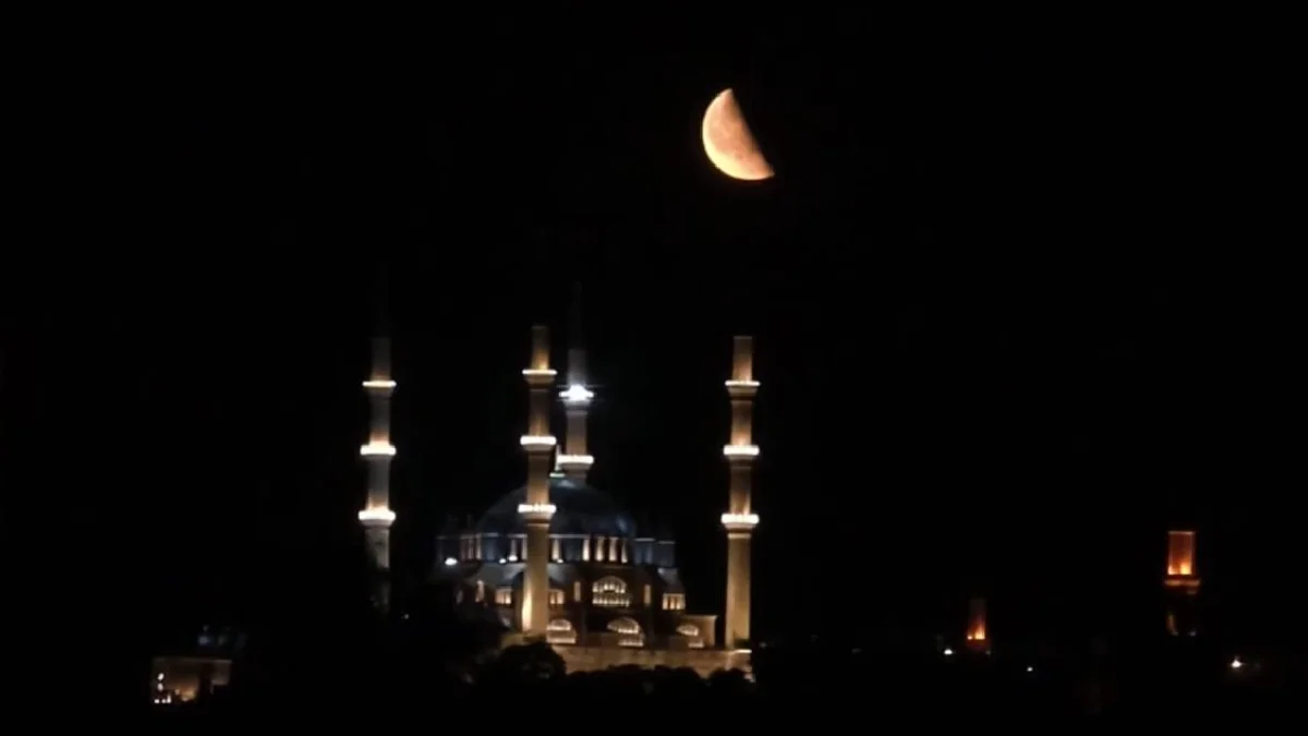 Edirne’de Nadir Görülen Kızıl Ay, Selimiye Camii ile Büyüleyici Bir Manzara Yarattı