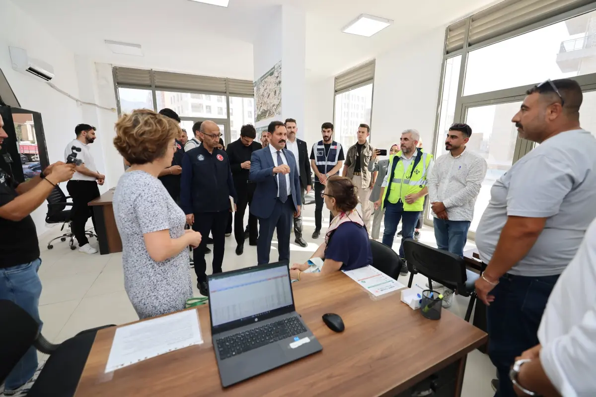 Hatay Valisi Mustafa Masatlı Sahada: Vatandaşlarla Buluştu, Yeni Yuvaların İnşasını Yakından Takip Etti