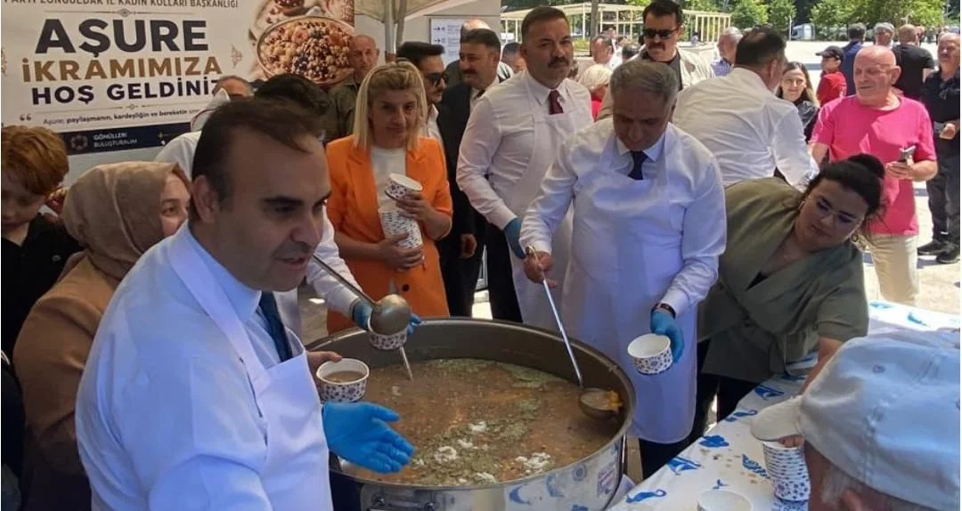Bakan Kacır’dan Zonguldak’a Ziyaret: Vatandaşlarla Buluştu, Aşure Dağıttı