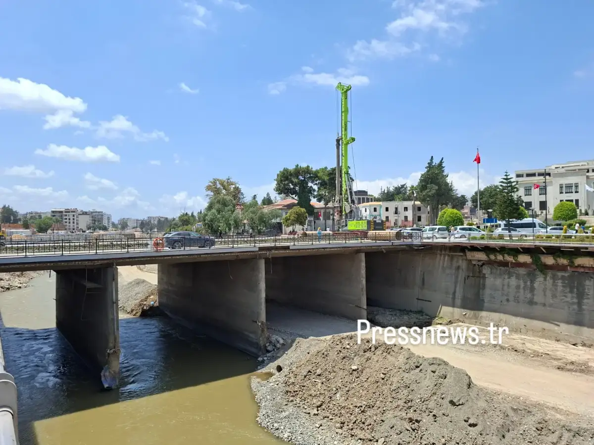 Antakya’nın Kalbi Ata Köprüsü’nde Yıkım Başladı: Ulaşım Güzergahları Değişti