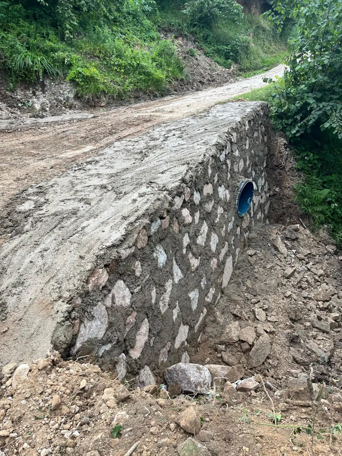 Giresun’da Tehlike Arz Eden Menfez Tek Günde Yenilendi: Köy Yolu Güvenliğe Kavuştu