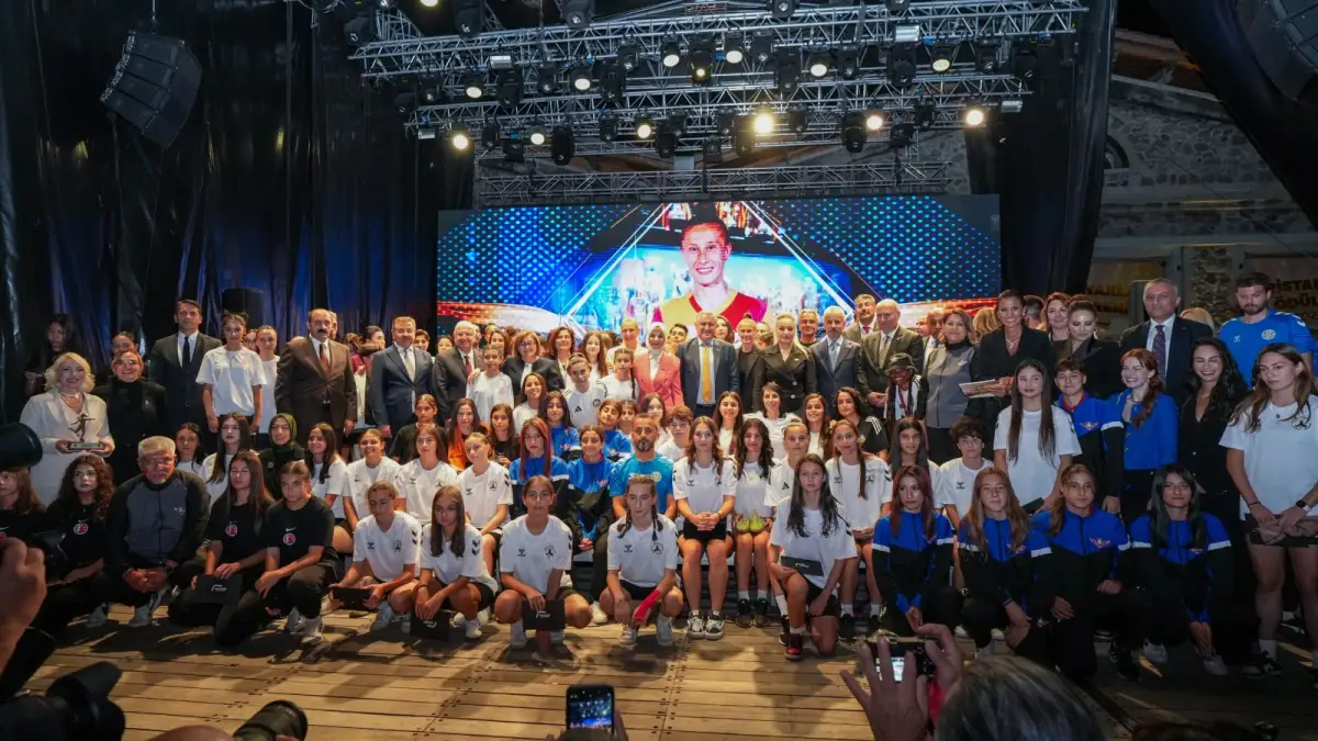 Kristal Ayaklar Ödülleri 2025-2026 Sezonu Halk Oylaması Başladı: Kadın Futbolunun Yıldızları Belli Oluyor