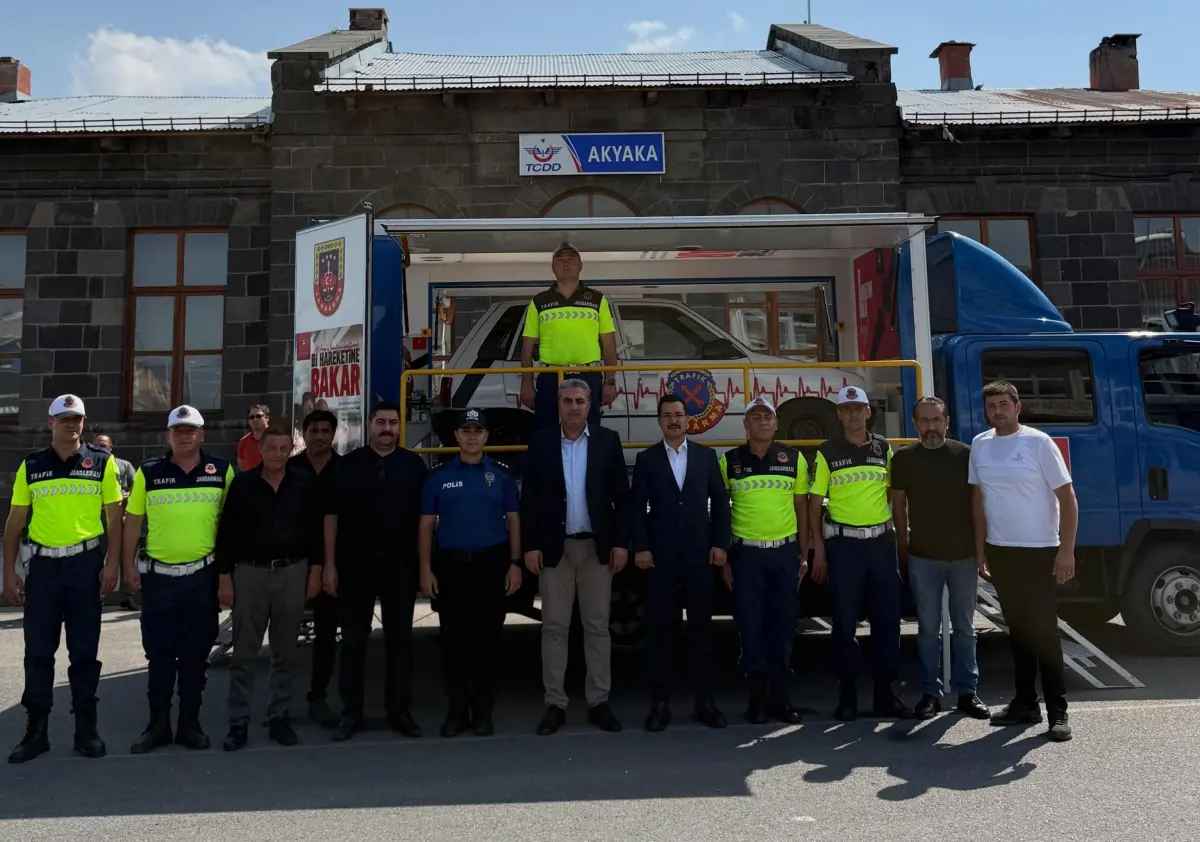 Akyaka’da Güvenli Sürüşün Sırrı: Emniyet Kemerinin Hayati Önemi Uygulamalı Eğitimle Anlatıldı