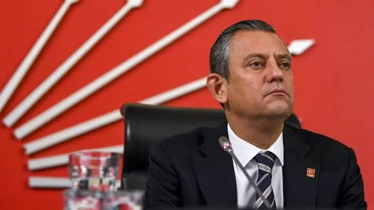 CHP’de Olağanüstü Kurultay Talebi: Özgür Özel Ekibinden 833 Delegeden Çoğunlukla İmza