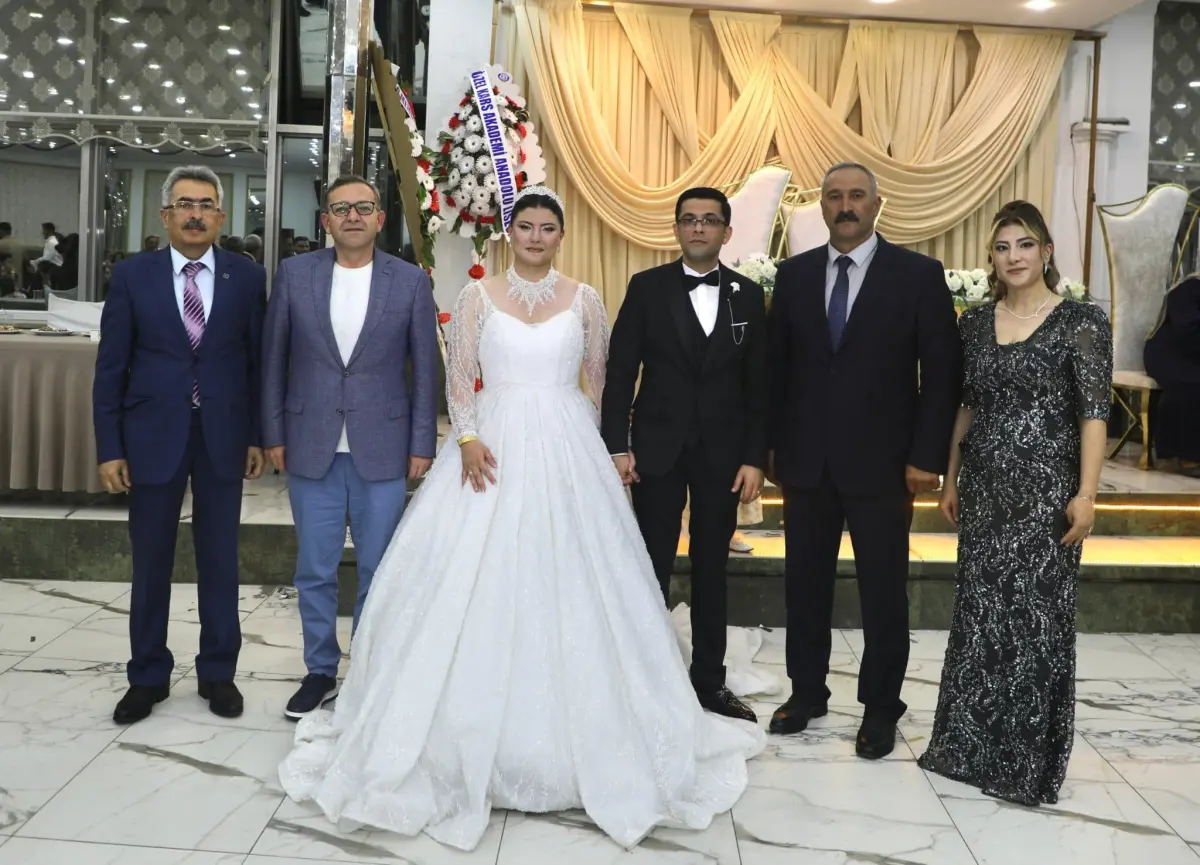 Kars Valisi Ziya Polat’tan Mutlu Anlara Ortaklık: Yardımcıel Ailesinin Düğününde Unutulmaz Anlar