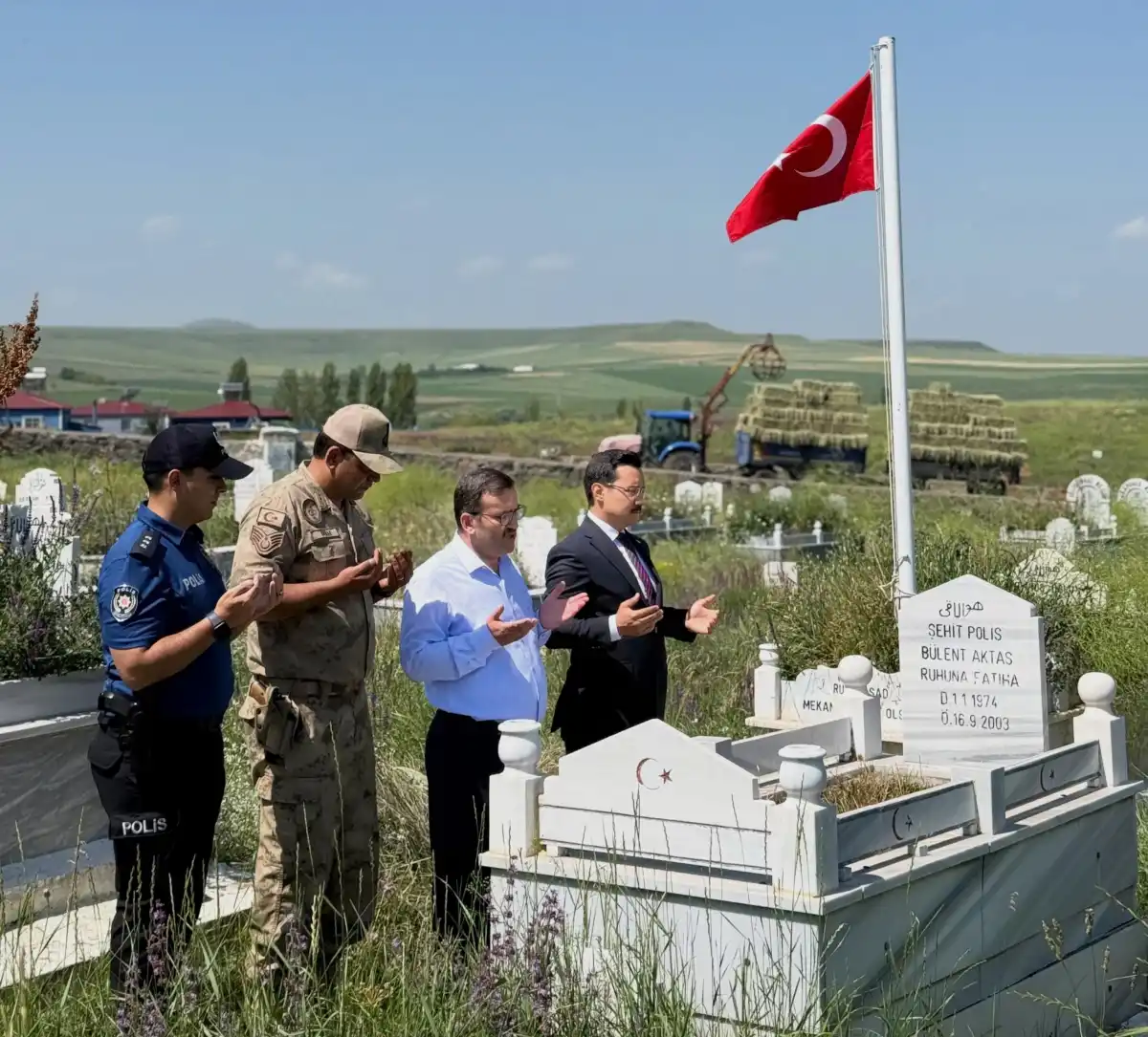 Kaymakam İsmail Demirtaş’tan 15 Temmuz Şehitliği Ziyareti: Kahramanlık ve Birlik Mesajı