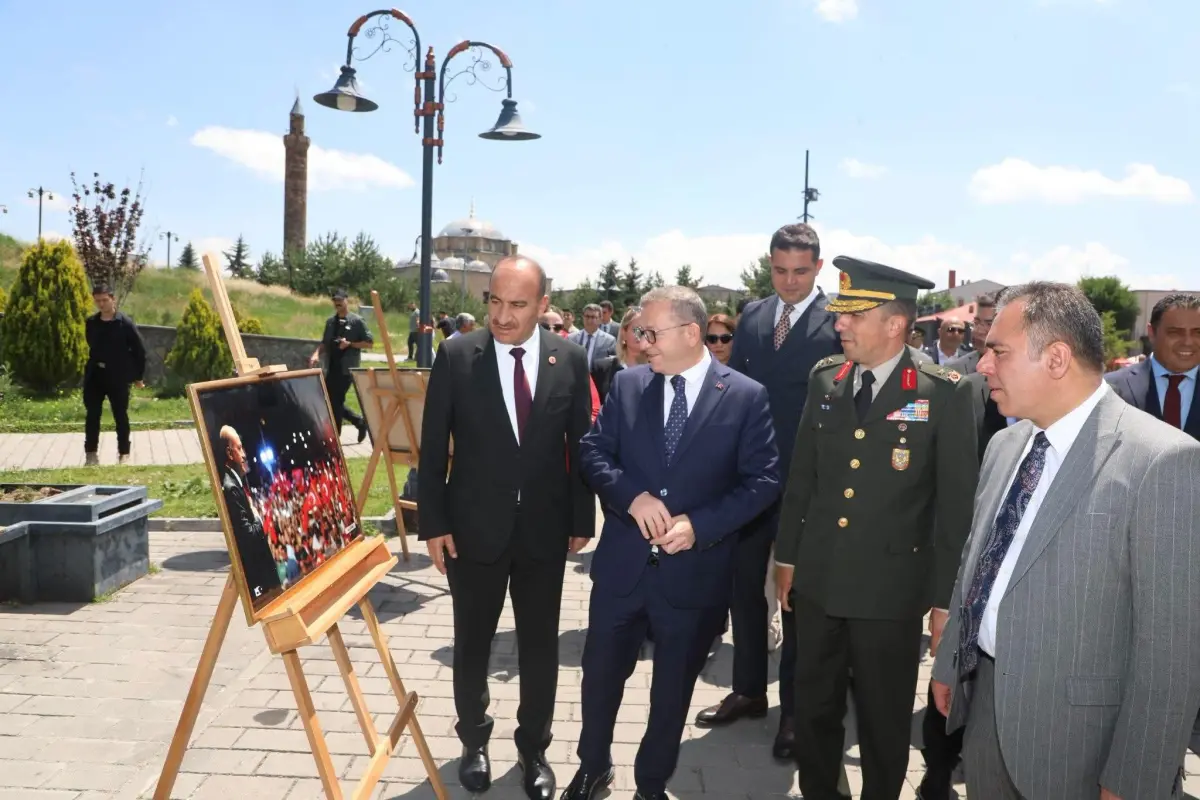 Kars’ta ‘İrade Bizim, Zafer Bizim’ Temalı Anma Etkinlikleri: Şehit ve Gazi Anısına Resim ve Fotoğraf Sergisi Açıldı