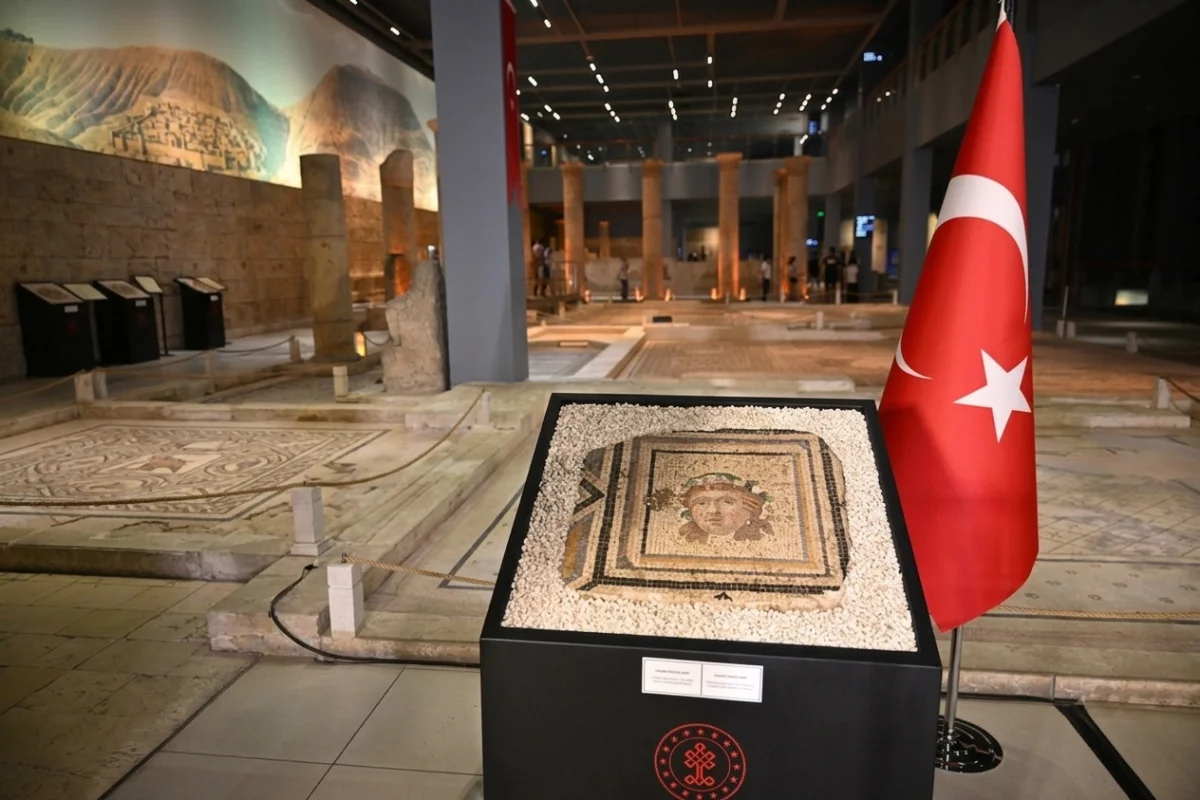 60 Yıl Sonra Vatanına Döndü: Çingene Kızı Mozaiği’nin Kayıp Parçası Türkiye’de