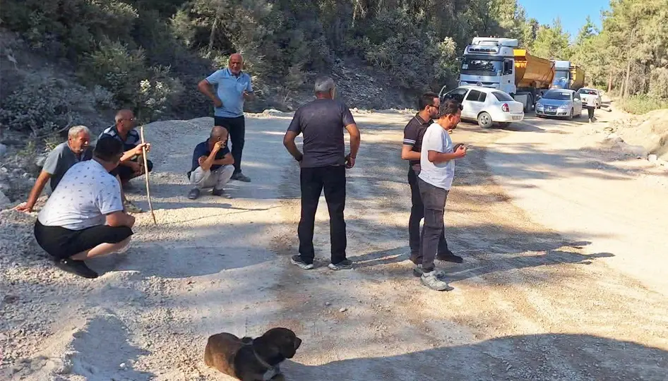 Serik’te Taş Ocağı Kamyonlarına Tepki: Muhtar Yolu Kapattı, Mahalle Halkı Eylemde