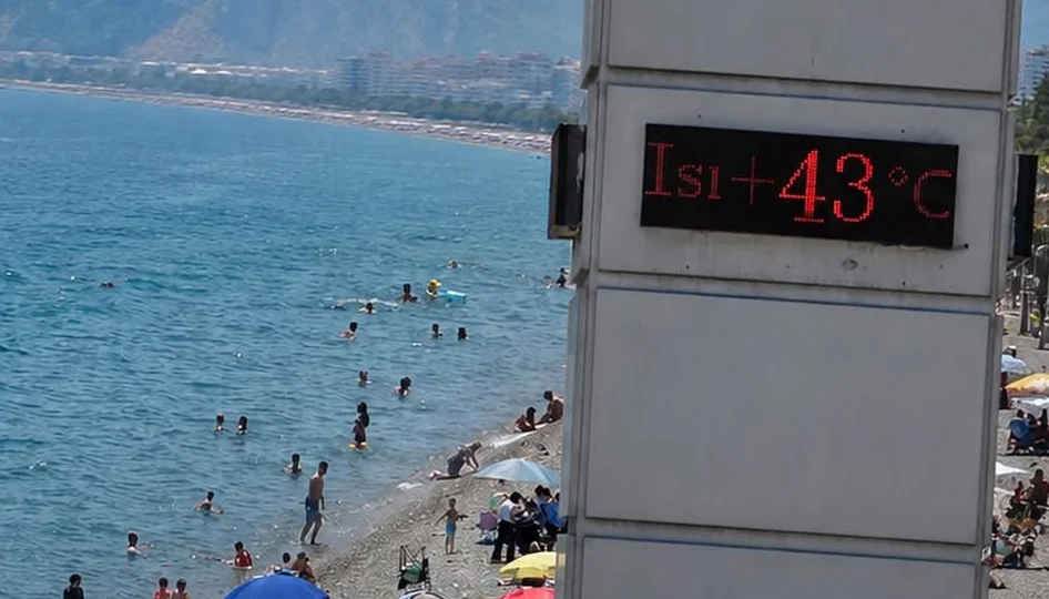 Antalya Kavruluyor: Termometreler 43 Dereceyi Gördü, Sahiller Doldu Taştı!