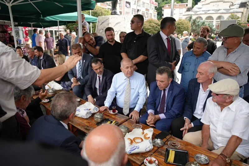 Ümit Özdağ’dan Rize Pazar Ziyareti: Esnafla Buluştu, Vatandaşın Sorunlarını Dinledi