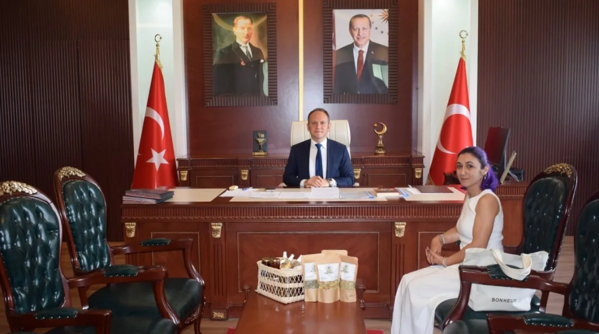 Mor Saçlı Çiftçi Bilsen Dağlı’dan Kaymakam Akpınar’a Ziyaret: Kadın Girişimciliği ve Yerel Üretim Vurgusu
