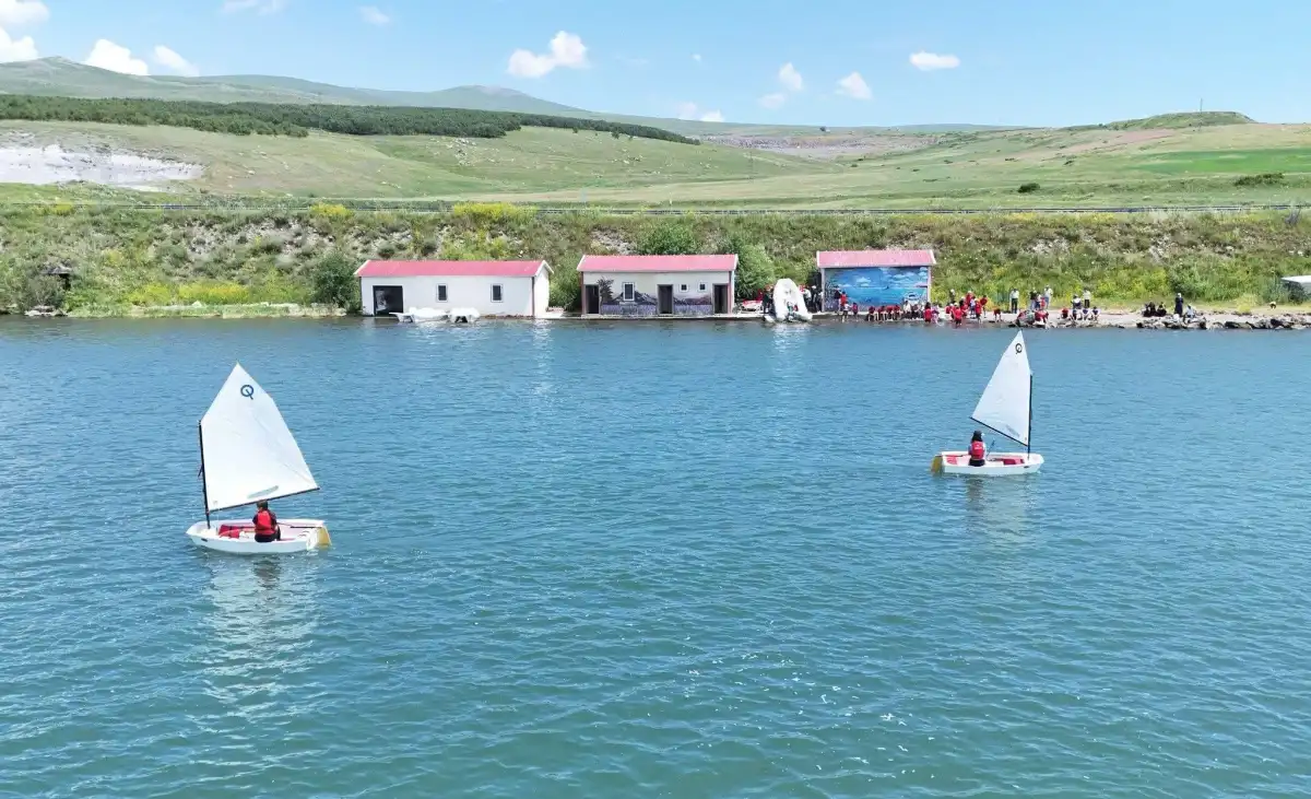 Çıldır Gölü’nde Yelken Heyecanı: Karslı Gençler Anadolu Ligi’ne Hazırlanıyor