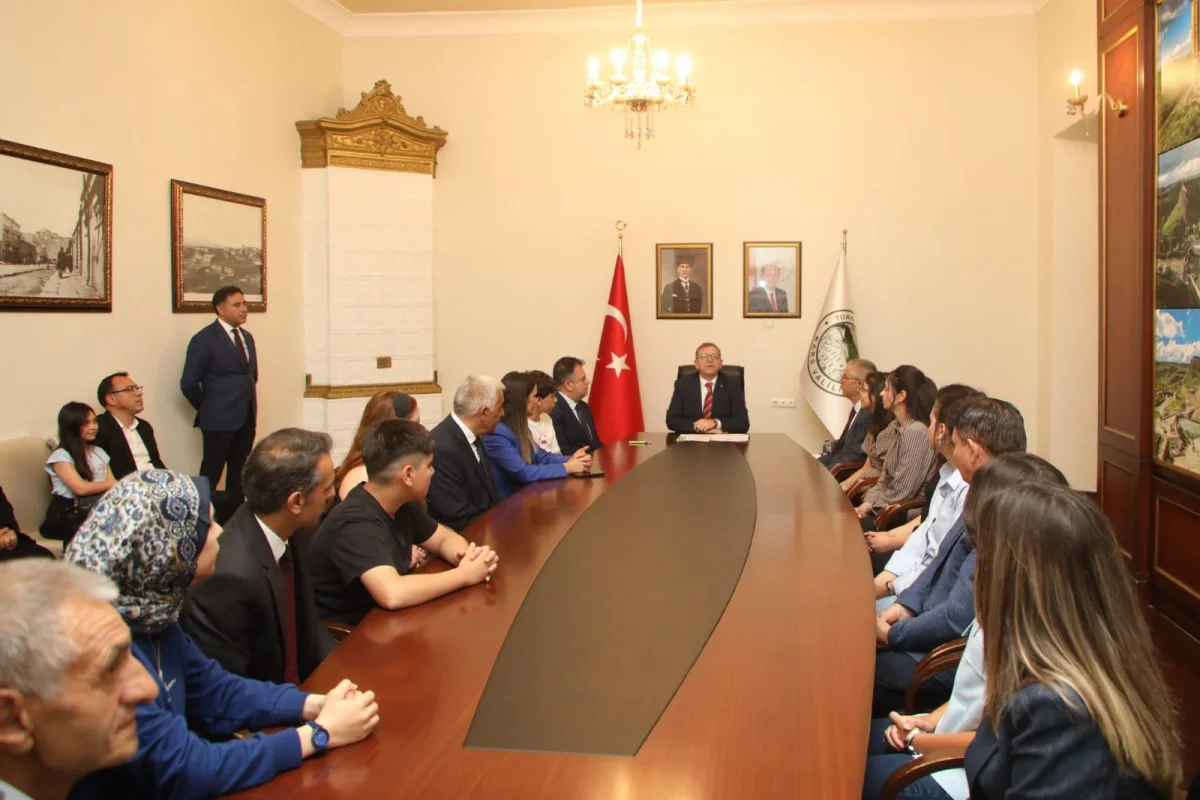 Vali Ziya Polat’tan YKS ve LGS’de Dereceye Giren Öğrencilere Tebrik: “Kars İçin Gurur Kaynağısınız”