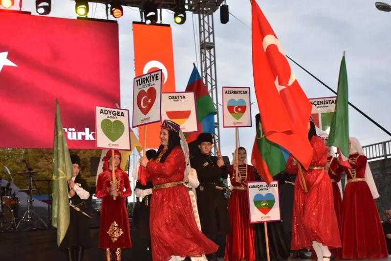 15. Uluslararası Tulum ve Halk Dansları Festivali Yağmura Rağmen Coşkuyla Sona Erdi
