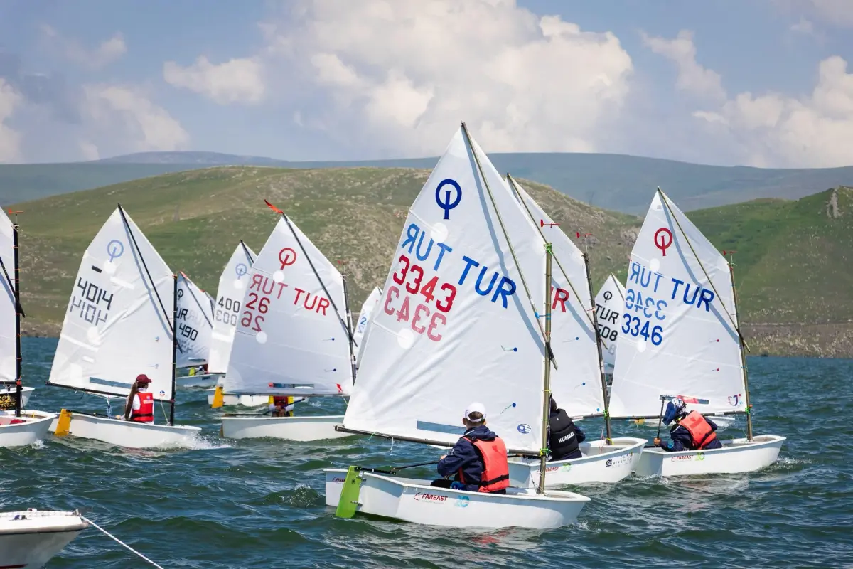 Kars’tan Tarihi Yelken Hamlesi: Çıldır Gölü’nde İlk Kez Resmi Yarış Heyecanı