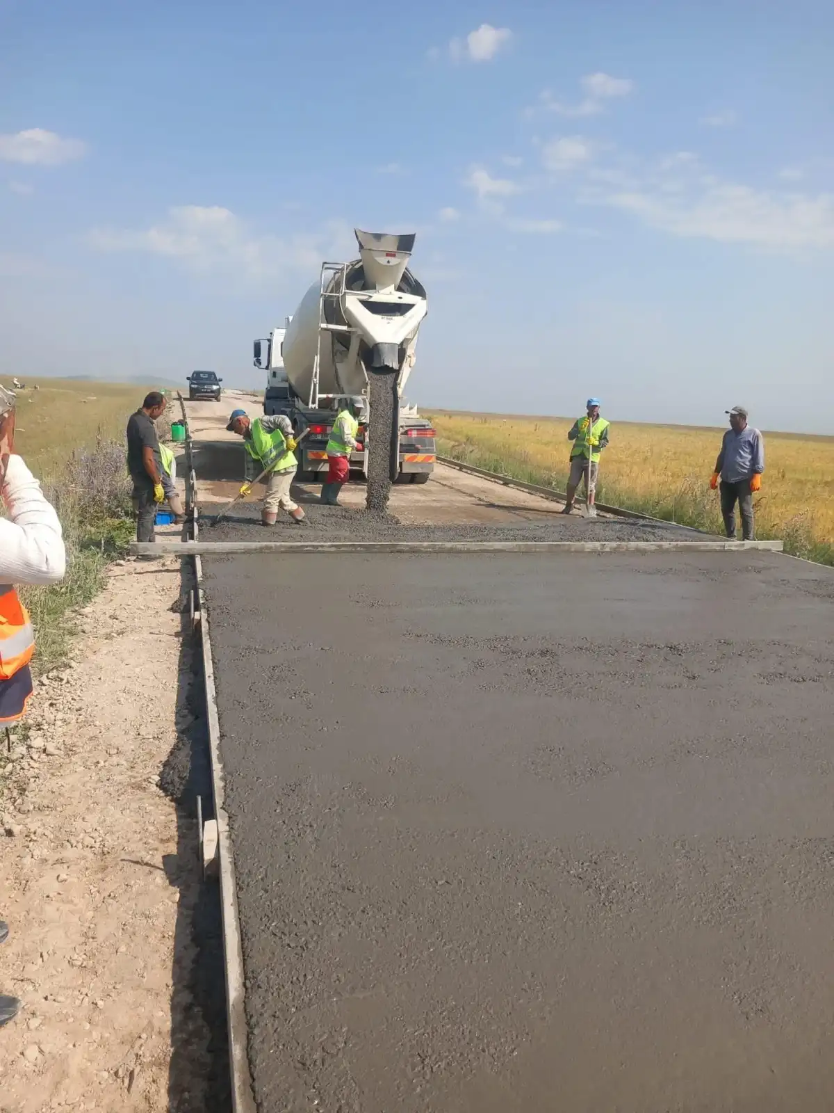 Kars’ta Kırsal Yollar Modernleşiyor: Asfalt, Beton ve Parke Taşı Çalışmaları Hız Kesmeden Devam Ediyor