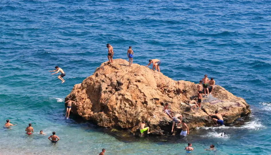 Antalya Kavruluyor: Sıcaklıklar 40 Dereceyi Hissediliyor, Sahiller Dolup Taştı